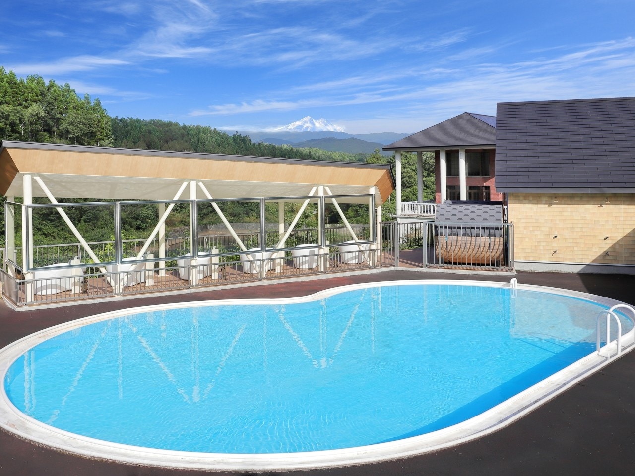 プール　お子様サイズの屋外プール。宿泊者の方は無料でご利用いただけます（7月中旬～8月下旬OPEN）